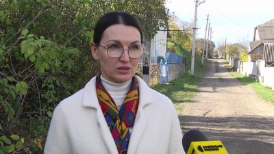 Аліна Коваль є ініціатором перейменування вулиці Залізничної у Волочиську на честь зв'язкової Дарії Гусяк, 31 жовтня 2023. Фото: Суспільне Хмельницький Аліна Коваль є ініціатором перейменування вулиці Залізничної у Волочиську на честь зв'язкової Дарії Гусяк, 31 жовтня 2023. Фото: Суспільне Хмельницький