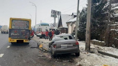 Поблизу Рівного легковик врізався у маршрутку. Травмувались четверо Поблизу Рівного легковик врізався у маршрутку. Травмувались четверо