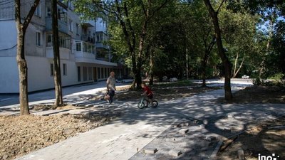 Нові алеї вимощені з бруківки у дворі будинку на вулиці Роксоляни