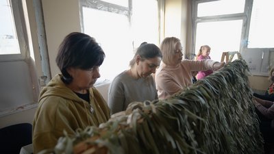 В Одесі "Незламні матусі" сплели військовим 700 "кікімор" і залучили до цього болгар та французів