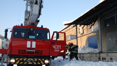У Львові обвалилася частина даху рампи складських приміщень