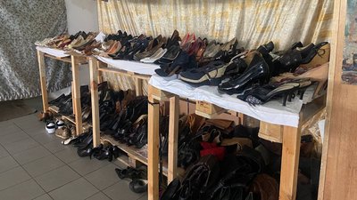Стелажі та вішаки: у Полтаві волонтерам необхідні меблі для речей у рамках проєкту "Тепла кофта" Стелажі та вішаки: у Полтаві волонтерам необхідні меблі для речей у рамках проєкту "Тепла кофта"