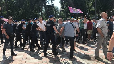 Акція ветеранів силовиків під Радою: протестувальники прорвали огорожу перед будівлею Акція ветеранів силовиків під Радою: протестувальники прорвали огорожу перед будівлею