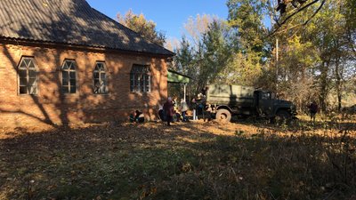 Прибирання біля школи Сластіона на Полтавщині Прибирання біля школи Сластіона на Полтавщині