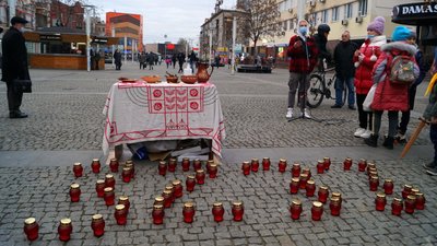 У центрі Дніпра «пластуни» накрили стіл зі став голодного 33-го У центрі Дніпра «пластуни» накрили стіл зі став голодного 33-го