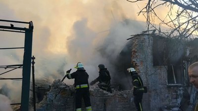 Зруйнований будинок гасять пожежники