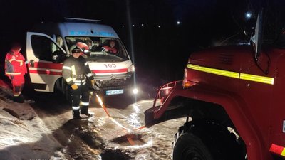 Рятувальники дістають карету швидкої, яка застрягла на Волині