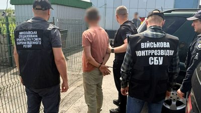 підозрюють чоловіка у продажі гуманітарних автівок для ЗСУ