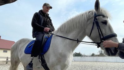 У Дніпрі на базі кінного клубу проводять іпотерапію для військових У Дніпрі на базі кінного клубу проводять іпотерапію для військових
