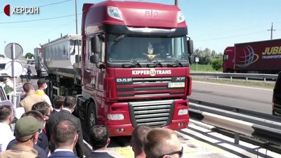 Володимир Зеленський на Херсонщині ознайомився з роботою вагового контролю вантажівок Володимир Зеленський на Херсонщині ознайомився з роботою вагового контролю вантажівок