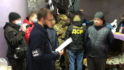 У серпні цього року під час проведення так званої "сходки" організатору злочинного угруповання надали статус "наглядача". Фото: ГУ НП у Хмельницькій області У серпні цього року під час проведення так званої "сходки" організатору злочинного угруповання надали статус "наглядача". Фото: ГУ НП у Хмельницькій області