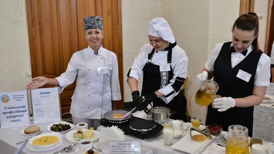 Гарбузовий крем-суп та панкейки: у Черкасах презентували страви для нового меню школярів Гарбузовий крем-суп та панкейки: у Черкасах презентували страви для нового меню школярів