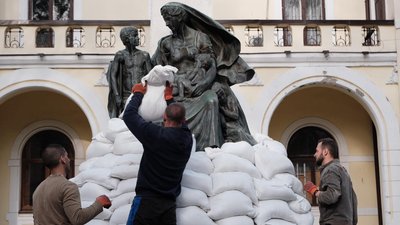 У Чернівцях укріпили найдавніший пам'ятник. Для цього використали 300 мішків з піском