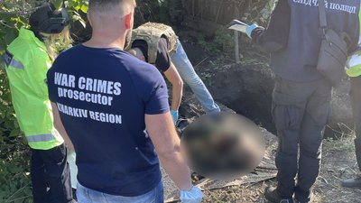 В деокупованому селі на Харківщині ексгумували тіла двох людей зі слідами катувань В деокупованому селі на Харківщині ексгумували тіла двох людей зі слідами катувань