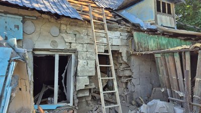 Пошкоджене приміщення у Слатиному після удару дрона РФ
