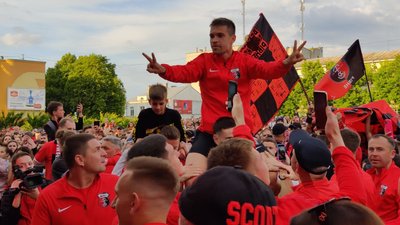 "Верес" святкує вихід в УПЛ на майдані у Рівному "Верес" святкує вихід в УПЛ на майдані у Рівному