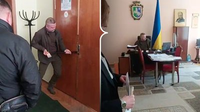Сергій Булега заходить з ломом у кабінет міського голови