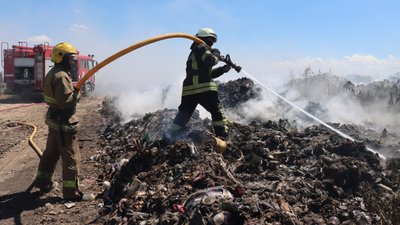 Рятувальники Херсона другу добу намагаються загасити пожежу на міському сміттєзвалищі