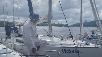 У столиці в День Києва влаштували вітрильну регату серед крейсерських яхт У столиці в День Києва влаштували вітрильну регату серед крейсерських яхт