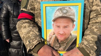 У Верхній Сироватці на Сумщині попрощалися з солдатом Віктором Пимоненком