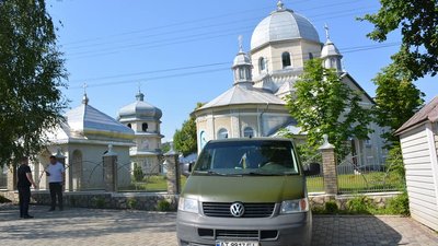 Підприємці з Надвірнянської громади передали українським захисникам на передову автомобіль