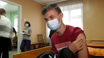 Довідка про щеплення і дозвіл від батьків: у Чернігові дітей вакцинують від коронавірусу