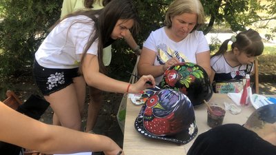 "Казка на касці" — в Ужгороді розмальовували шоломи, аби допомогти пораненому рятувальнику "Казка на касці" — в Ужгороді розмальовували шоломи, аби допомогти пораненому рятувальнику