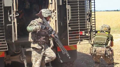 Воїни одеської бригади опановують британські бронемашини Мastіff