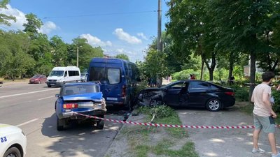 У Харкові водій в'їхав у припарковані авто та збив пішохода У Харкові водій в'їхав у припарковані авто та збив пішохода