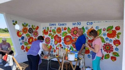 На Дніпропетровщині майстри розмалювали петриківським розписом 6 зупинок громадського транспорту