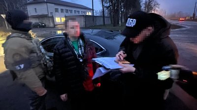 Прокурора однієї з окружних прокуратур Чернігівщини затримали під час отримання хабаря