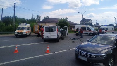 На виїзді з Житомира сталася ДТП – зіткнулися бус та легковик На виїзді з Житомира сталася ДТП – зіткнулися бус та легковик