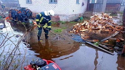 Вода підтоплює житлові будинки: за добу рятувальники Житомирщини дев’ять разів відкачували воду Вода підтоплює житлові будинки: за добу рятувальники Житомирщини дев’ять разів відкачували воду