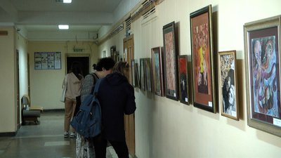У Житомирі відкрилася виставка робіт учнів художньої школи під назвою "Мир і війна очима дітей" У Житомирі відкрилася виставка робіт учнів художньої школи під назвою "Мир і війна очима дітей"