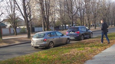 Водій чекає у авто: у Черкасах зафіксували підвезення виборців