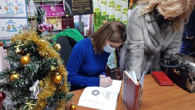 "Цікавий досвід". Тетяна Літераті взяла участь в акції "Письменник за прилавком" в Ужгороді "Цікавий досвід". Тетяна Літераті взяла участь в акції "Письменник за прилавком" в Ужгороді