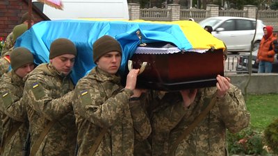 У Житомирі попрощалися з десантником Максимом Маринюком, який загинув на Харківщині У Житомирі попрощалися з десантником Максимом Маринюком, який загинув на Харківщині