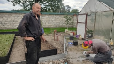 У селі поблизу Житомира родина священника на власному обійсті прихистила три сім'ї переселенців У селі поблизу Житомира родина священника на власному обійсті прихистила три сім'ї переселенців