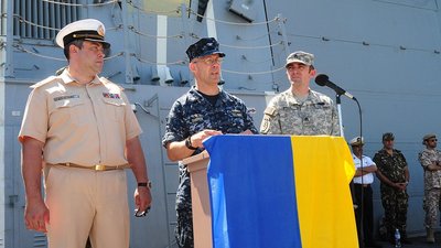 Денис Березовський (зліва) під час навчань ВМС України і США, 2012 рік Денис Березовський (зліва) під час навчань ВМС України і США, 2012 рік