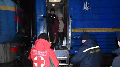 Евакуація із прифронтових районів: на Житомирщину прибув черговий потяг із переселенцями Евакуація із прифронтових районів: на Житомирщину прибув черговий потяг із переселенцями