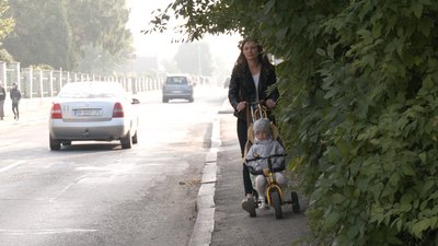 У Рівному мешканці вулиці скаржаться на вузький тротуар біля школи