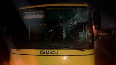 На Рівненщині колода з вантажівки влетіла у маршрутку. Це третя за рік ДТП з лісовозом