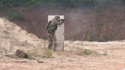На Харківщині 32-річний ветеран війни вчить тероборонівців стріляти