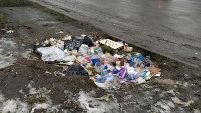 У Луцьку завдяки камерам спостереження викрили продавчиню, яка засмічує вулицю