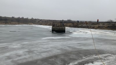 Врятувати рибу та поля: на Донеччині водолази намагаються припинити скид води зі ставу Врятувати рибу та поля: на Донеччині водолази намагаються припинити скид води зі ставу