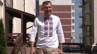 Львів'янин пошив сорочку із QR-кодом: що там зашифровано