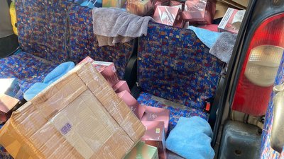 Електронні сигарети були заховані в мікроавтобусі Електронні сигарети були заховані в мікроавтобусі