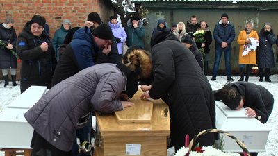 Загинули від рук батька: на Вінниччині попрощалися з двома малолітніми сестрами та їх матір'ю Загинули від рук батька: на Вінниччині попрощалися з двома малолітніми сестрами та їх матір'ю