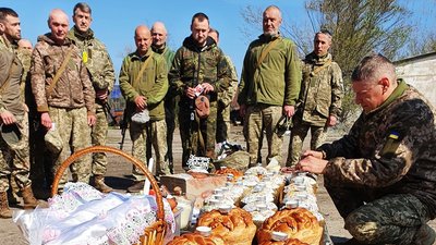 Замість кошика — шолом: бійці 128-ї Закарпатської бригади показали як відзначають Великдень Замість кошика — шолом: бійці 128-ї Закарпатської бригади показали як відзначають Великдень