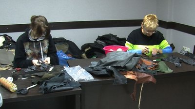 Лучанин шиє тактичні рукавиці для українських військових Лучанин шиє тактичні рукавиці для українських військових